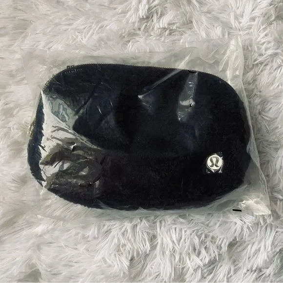 NEW Lululemon Everywhere Belt Bag Black Fleece 1L - Picture 7 of 16